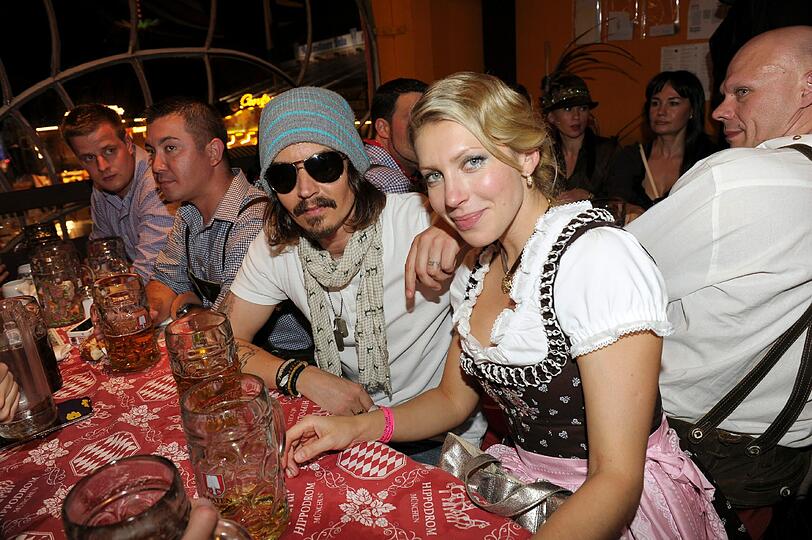 Nanu! Ist das nicht ein Pirat? Johnny Depp auf der Wiesn! Fast hätten wir's geglaubt... Es war natürlich nur ein Double.