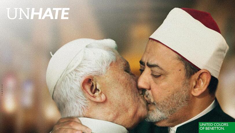 Die Montage von Papst Benedikt und einem ägyptischen Imam wurde von dem italienischen Textilkonzern bereits wieder zurückgezogen. Die Montage von Papst Benedikt und einem ägyptischen Imam wurde von dem italienischen Textilkonzern bereits wieder zurückgezogen.