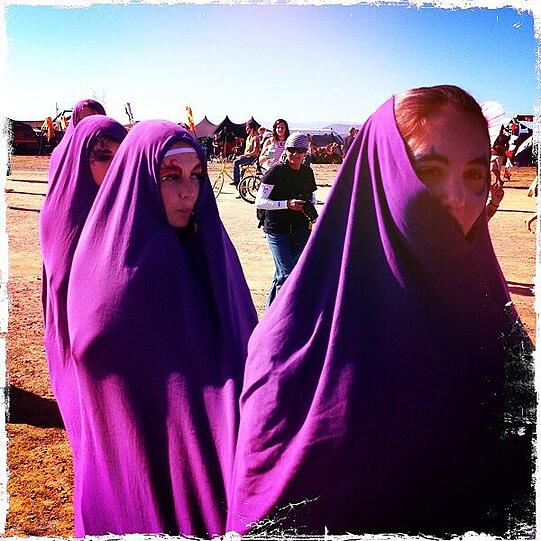 Es ist das wohl kurioseste Treffen von Individualisten: "Alles ist möglich" lautet der Slogan des "Afrika Burn Festival" in der Karoo-Halbwüste - sehen Sie hier die schrägsten Bilder.