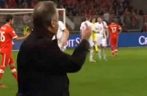 Ausraster: Ottmar Hitzfeld zeigt den Mittelfinger.