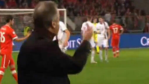 Ausraster: Ottmar Hitzfeld zeigt den Mittelfinger. Ausraster: Ottmar Hitzfeld zeigt den Mittelfinger.