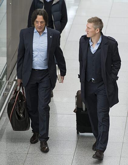 Bastian Schweinsteiger im Gespräch mit Mannschaftsarzt Hans-Wilhelm Müller-Wohlfahrt