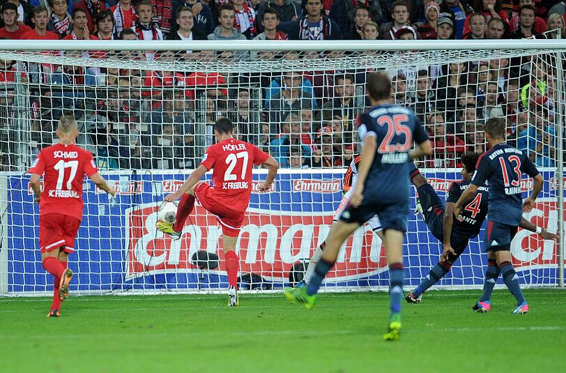 Das Tor zum 1:1: Nicolas Höfler trifft nach Flanke von Freis aus wenigen Metern ins Tor von Manuel Neuer.