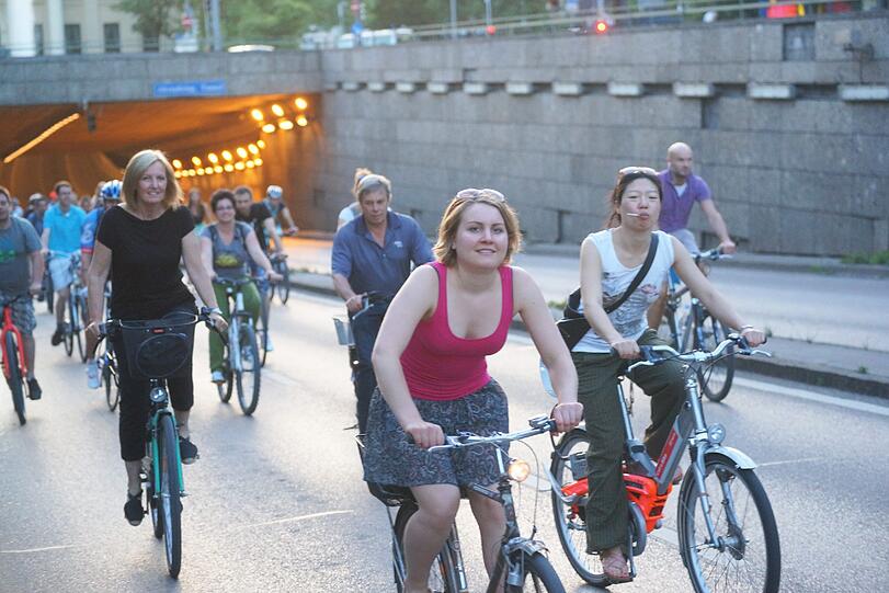 Die Radl-Nacht auf Münchens Straßen war ein voller Erfolg - knapp 8.000 Radfahrer gingen gemeinsam auf Tour durch die Münchener Innenstadt.