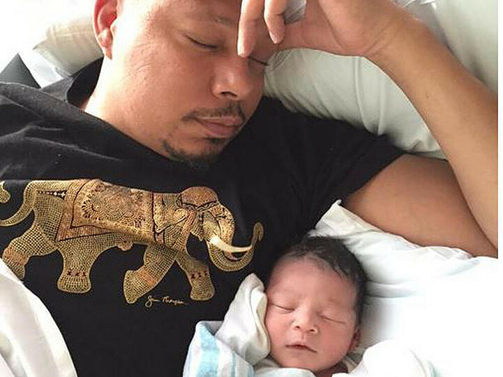 Terrence Howard und Söhnchen Qirin Love schlafen friedlich nebeneinander
