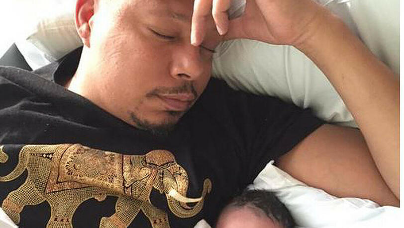 Terrence Howard und Söhnchen Qirin Love schlafen friedlich nebeneinander Terrence Howard und Söhnchen Qirin Love schlafen friedlich nebeneinander