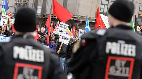 Vergleichsweise wenig Zwischenfälle gab es bei den Demonstrationen gegen die Siko am Samstag. Linksautonome provozierten dennoch Festnahmen. Die Bilder zum Durchklicken.