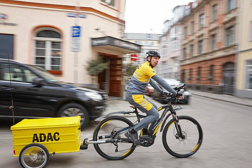 Schnell in der Stadt unterwegs: ein radelnder Pannenhelfer vom ADAC.