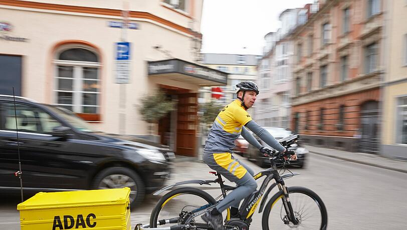 Schnell in der Stadt unterwegs: ein radelnder Pannenhelfer vom ADAC. Schnell in der Stadt unterwegs: ein radelnder Pannenhelfer vom ADAC.