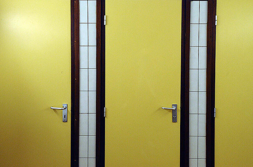 Der Täter verging sich auf der Damentoilette der Bar an der Bedienung. (Archivfoto)