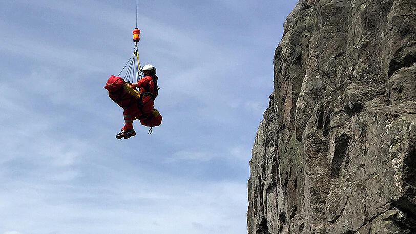 Der Bergsteiger wurde aus der Wand geborgen, Wiederbelebungsmaßnahmen scheiterten jedoch. (Archivbild)
