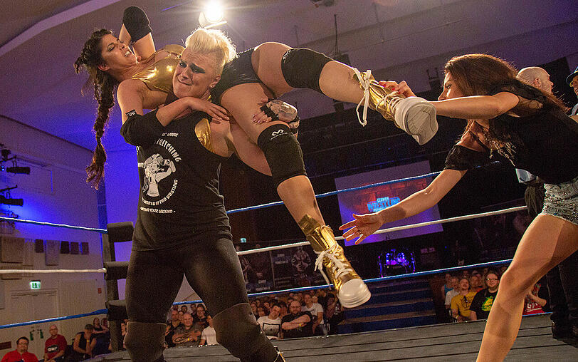 Frauen-Wrestling: Micaela Schäfer verletzte sich beim Kampf gegen Alpha Female