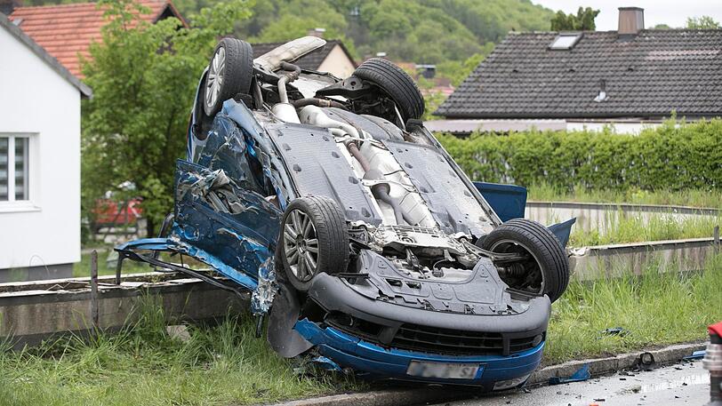 Bei einem Frontalcrash mit einem Lkw kam ein 18-jähriger Autofahrer in Trostberg ums Leben.