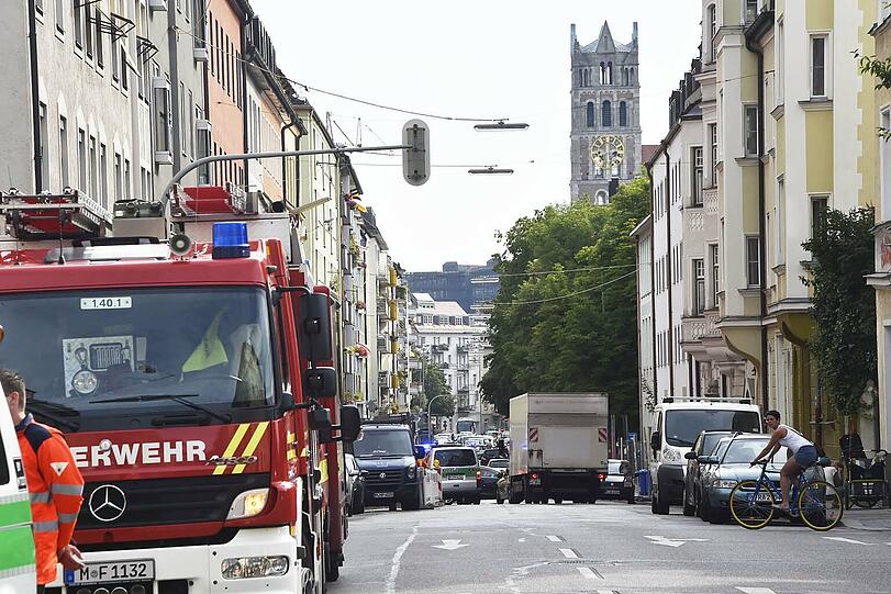 In der Kapuzinerstraße sind Teile eines Hausdachs einfach auf die Straße gefallen.