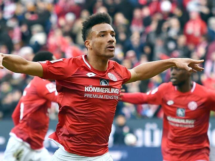 Der Mainzer Karim Onisiwo feiert seinen Treffer zum 1:0.
