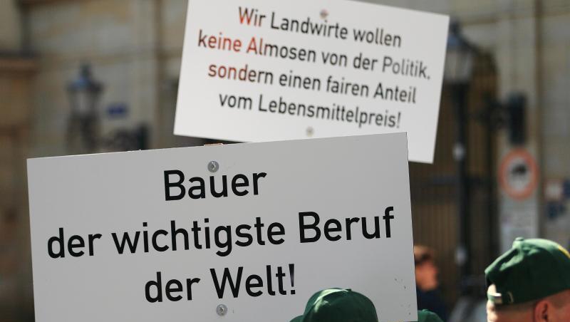 Bauern halten Plakate auf einer Demonstration hoch. Foto: Jens Wolf/dpa-Zentralbild/dpa/Archivbild Bauern halten Plakate auf einer Demonstration hoch. Foto: Jens Wolf/dpa-Zentralbild/dpa/Archivbild