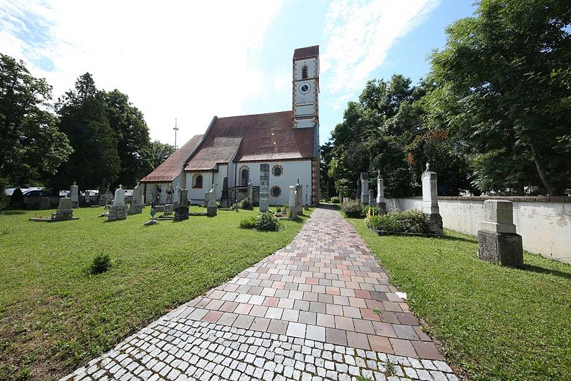 Die alte St. Martinskirche mit dem uralten Dorffriedhof.