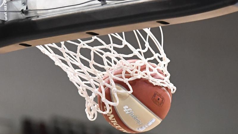 Ein Basketball landet im Korb.