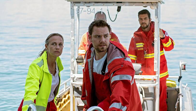 "Seeland - Ein Krimi vom Bodensee": Achim (Julian Bayer) hat sich entschlossen, als angeblicher Sanitäter mit der Notärztin (Eva Patricia Dietrich) an Bord zu gehen.