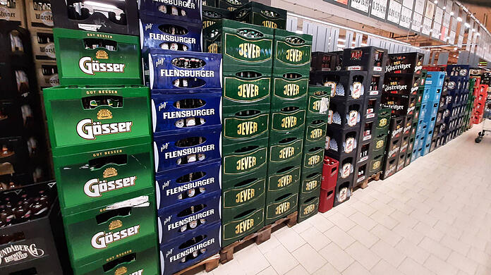 Das Bier wird immer teurer, mittlerweile ist das auch im Supermarkt zu bemerken. (Symbolbild)