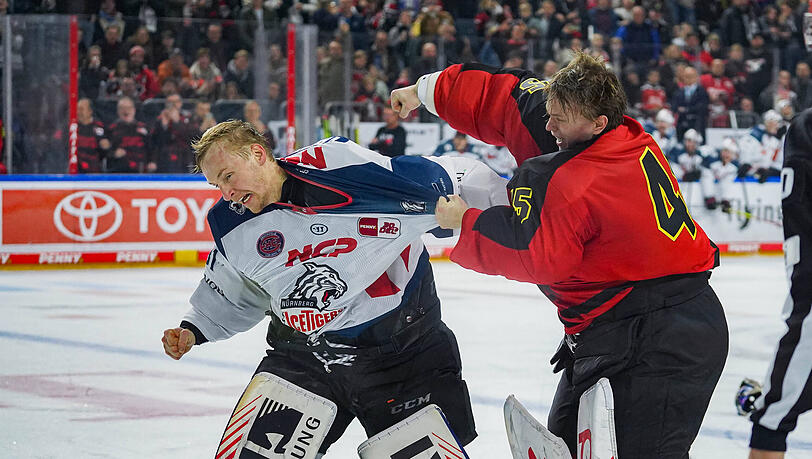 Sie lassen die Fäuste sprechen: Die beiden Torhüter Tobias Ancicka  (Köln, rechts) und Niklas Treutle (Nürnberg) prügeln sich im DEL-Spiel.
