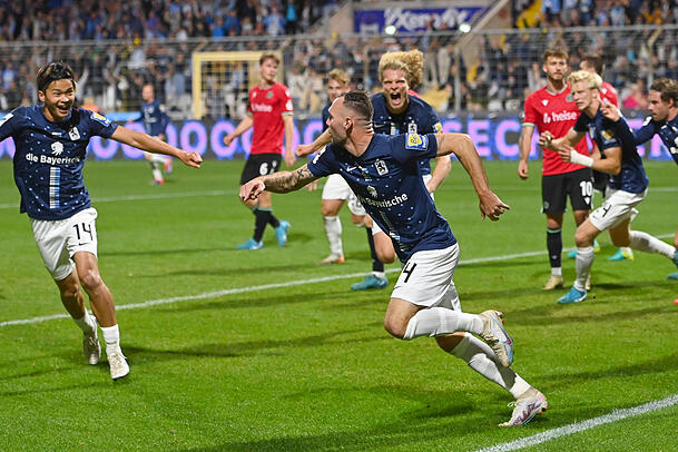 Glück gehabt, Patrick Hobsch. Beim 1:0-Heimerfolg gegen Hannover 96 II war Hausgeist Leopold wohl gerade auf der Wiesn. Glück gehabt, Patrick Hobsch. Beim 1:0-Heimerfolg gegen Hannover 96 II war Hausgeist Leopold wohl gerade auf der Wiesn.