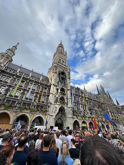 Zur&uuml;ck in M&uuml;nchen hat Henry Fr&ouml;mmichen auf dem Marienplatz Solidarit&auml;t f&uuml;r Berlin gezeigt. Rund 4000 Menschen nahmen am Montagabend an der Mahnwache teil.