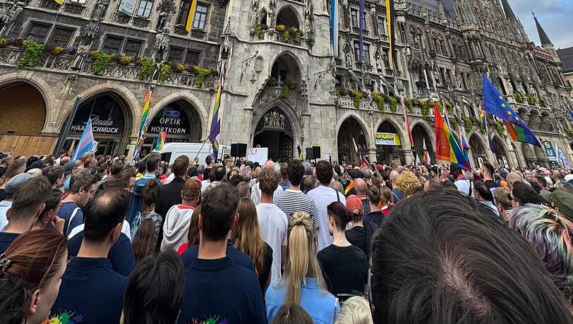 Zur&uuml;ck in M&uuml;nchen hat Henry Fr&ouml;mmichen auf dem Marienplatz Solidarit&auml;t f&uuml;r Berlin gezeigt. Rund 4000 Menschen nahmen am Montagabend an der Mahnwache teil.