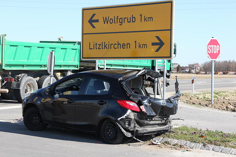 Bei dem heftigen Aufprall wurde das Auto vollständig demoliert.
