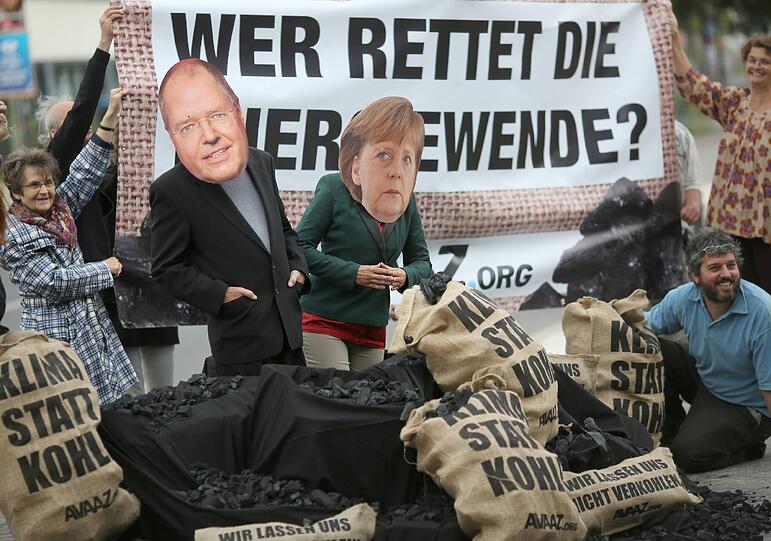 Demonstranten protestieren vor dem Fernsehstudio in Berlin-Adlershof.