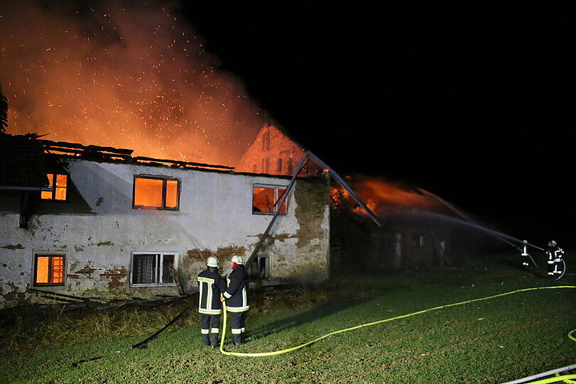 Scheunenbrand in Litlbach. Die Bilder vom Feuerwehreinsatz.