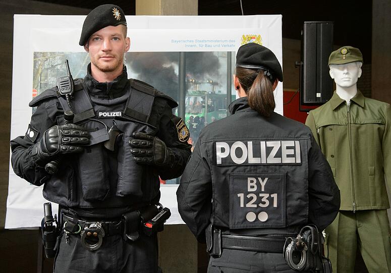 Demonstration der neuen Einsatzanzüge für die Polizei in Nürnberg - Die Bilder.