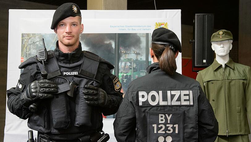 Demonstration der neuen Einsatzanzüge für die Polizei in Nürnberg - Die Bilder. Demonstration der neuen Einsatzanzüge für die Polizei in Nürnberg - Die Bilder.