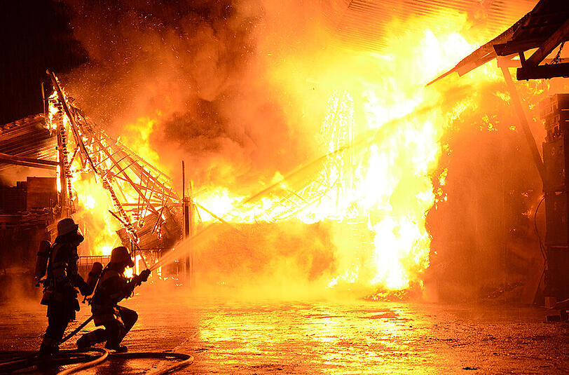 Feuerwehrmänner löschen in der Nacht vom 20. auf den 21.11.2015 einen Brand auf einem Bauernhof in Hettenshausen.