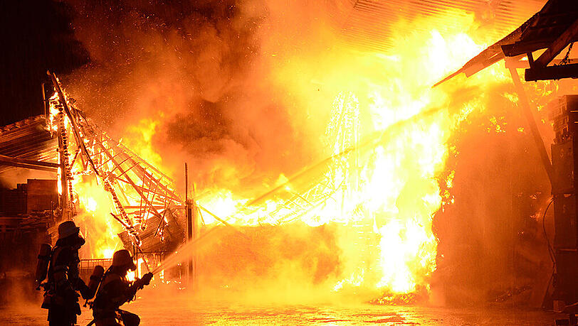 Feuerwehrmänner löschen in der Nacht vom 20. auf den 21.11.2015 einen Brand auf einem Bauernhof in Hettenshausen. Feuerwehrmänner löschen in der Nacht vom 20. auf den 21.11.2015 einen Brand auf einem Bauernhof in Hettenshausen.