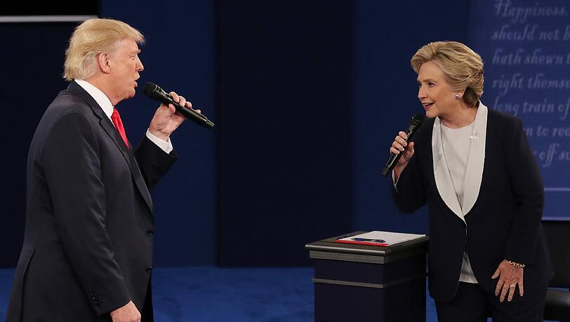 Das zweite TV-Duell zwischen Donald Trump und Hillary Clinton zeigte, wie groß die Abneigung für den jeweils anderen ist. Das zweite TV-Duell zwischen Donald Trump und Hillary Clinton zeigte, wie groß die Abneigung für den jeweils anderen ist.