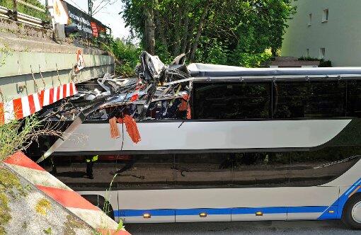 Tragischer Unfall: In der Dachauer Straße ist Reisebus gegen die Unterführung gekracht.