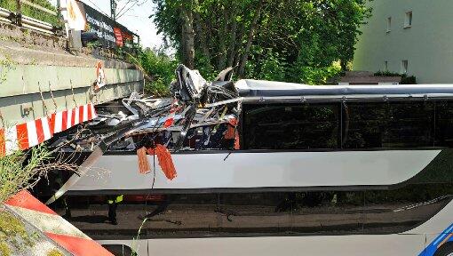 Tragischer Unfall: In der Dachauer Straße ist Reisebus gegen die Unterführung gekracht. Tragischer Unfall: In der Dachauer Straße ist Reisebus gegen die Unterführung gekracht.