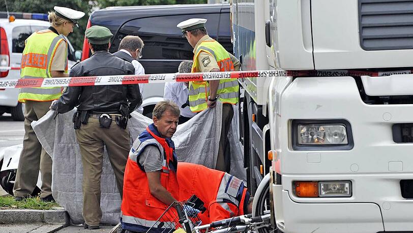 Tödlicher Radlunfall am Petuelring: Vorne klemmt das Fahrrad im Radkasten des Lkw, hinten verdecken Hilfskräfte die Stelle, an der die Frau (53) ums Leben kam. Tödlicher Radlunfall am Petuelring: Vorne klemmt das Fahrrad im Radkasten des Lkw, hinten verdecken Hilfskräfte die Stelle, an der die Frau (53) ums Leben kam.