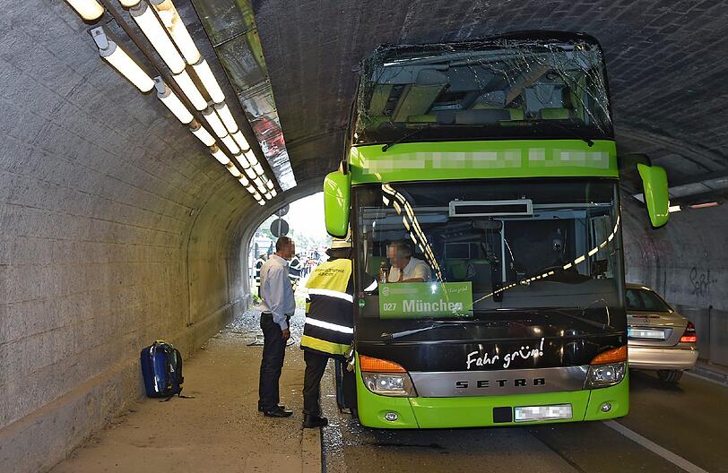 Ein Doppeldeckerbus steckt in der Laimer Röhre fest.