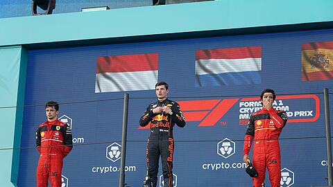 Der Sieger Max Verstappen (Red Bull, M), der Zweitplatzierte Charles Leclerc (l) und der Drittplatzierte Carlos Sainz (beide Ferrari, r) stehen auf dem Podium.