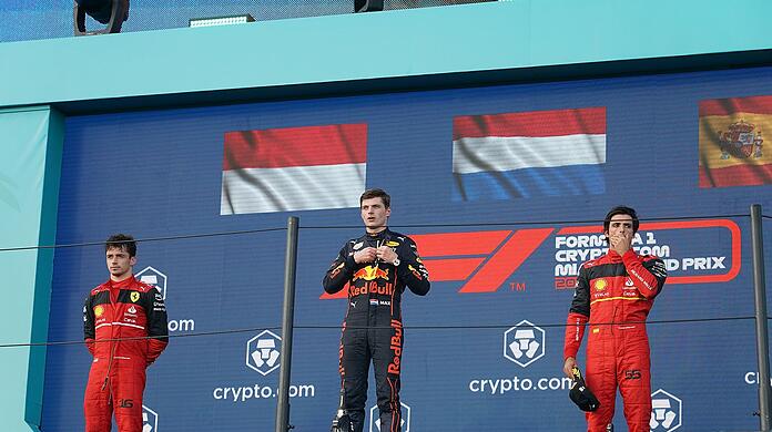 Der Sieger Max Verstappen (Red Bull, M), der Zweitplatzierte Charles Leclerc (l) und der Drittplatzierte Carlos Sainz (beide Ferrari, r) stehen auf dem Podium.