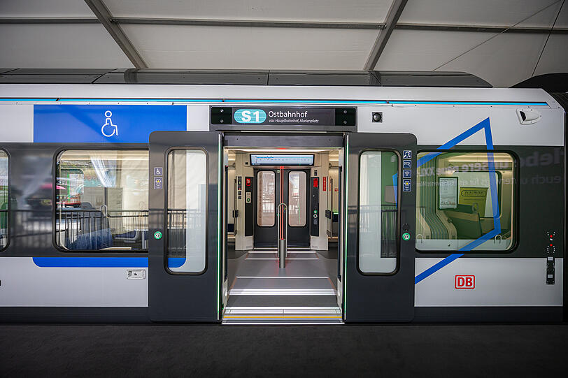 Das XXL-S-Bahn-Modell von außen: Oberhalb der Türen verlaufen LEDs, die in der Farbe der jeweiligen Linie leuchten.