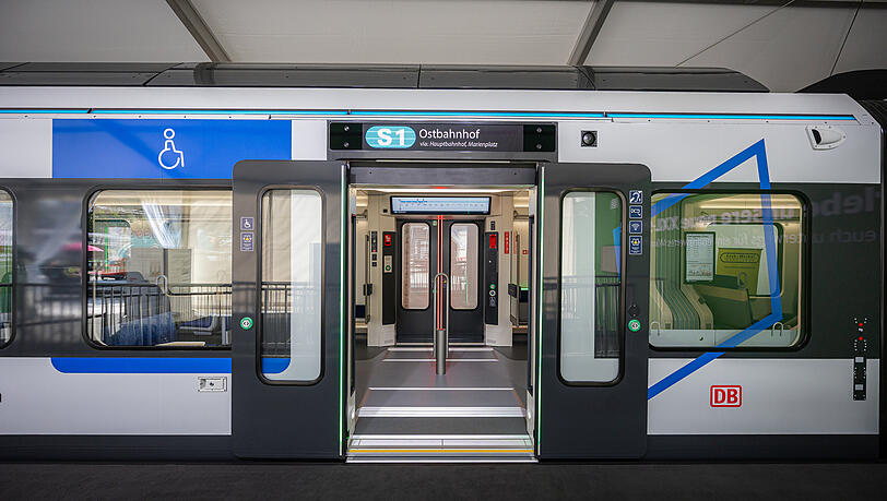 Das XXL-S-Bahn-Modell von außen: Oberhalb der Türen verlaufen LEDs, die in der Farbe der jeweiligen Linie leuchten. Das XXL-S-Bahn-Modell von außen: Oberhalb der Türen verlaufen LEDs, die in der Farbe der jeweiligen Linie leuchten.