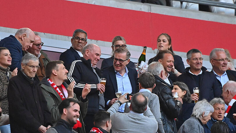 Ein Wei&szlig;bier zum Titel: Bayern-Ehrenpr&auml;sident Uli Hoene&szlig;.
