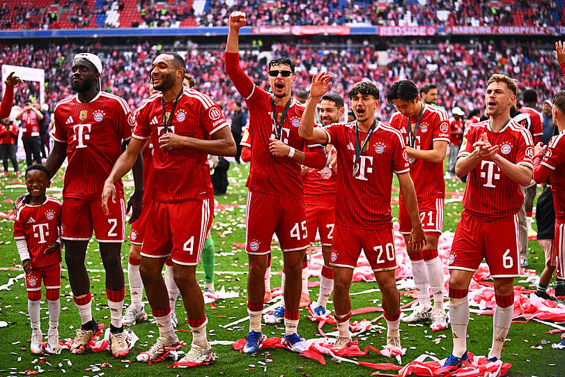 Die Bayern-Stars lassen sich vor der Fankurve feiern.