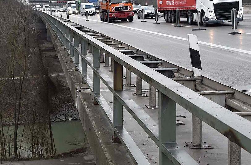 Wegen der Sperrung von zwei Spuren kommt es auf der A 99 zu starken Verkehrsbehinderungen.