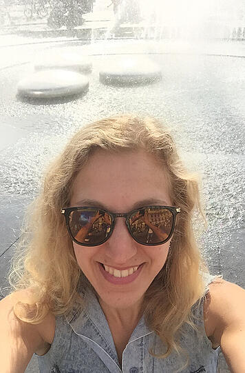 Linda Jessen, Stadtviertel-Reporterin: "Ich bin im Sommer gern am Stachusbrunnen. Der ist perfekt für eine spontane Erfrischung. Und beim Trocknen kann man wunderbar Leute beobachten. Ich spaziere dann am liebsten weiter ins Bahnhofsviertel. Da gibt es immer was zu sehen und die beste kulinarische Auswahl der Stadt. Selfies mache ich am liebsten mit Freunden zusammen &ndash; um einen besonderen Moment oder einen tollen Tag festzuhalten. Und irgendwie macht das Gefummel mit dem dauernd kippenden Handy ja auch Spaß."
