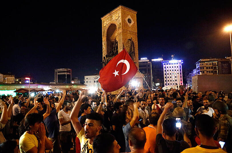 In der Türkei ist in der Nacht auf Samstag offenbar ein Militärputsch gescheitert. Die Bilder einer dramatischen Nacht.