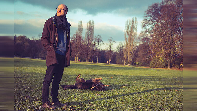 Alex Burkhard mit seinem Hund Ibsen im Englischen Garten, sich jeweils am Leben erfreuend.